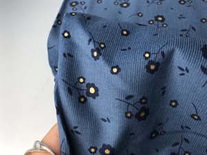 Fastvævet - smalriflet babyfløjl med søde blomster på blå bund